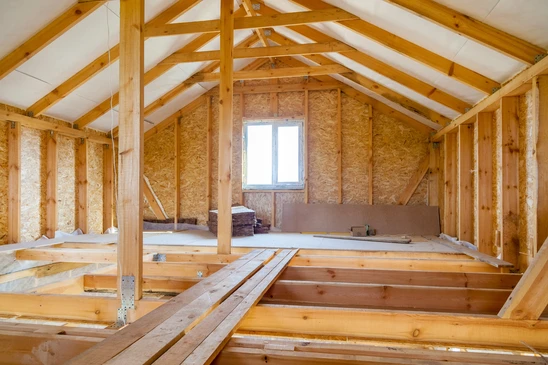 Chantier de construction r&eacute;sidentielle en cours, combles am&eacute;nageables avec charpente bois apparente