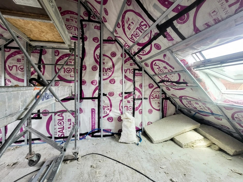 Chantier de rénovation d'une toiture mansardée en intérieur