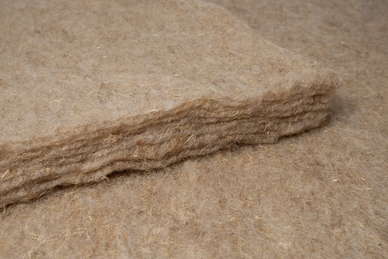 Atelier intérieur avec matériau isolant naturel posé sur surface plane