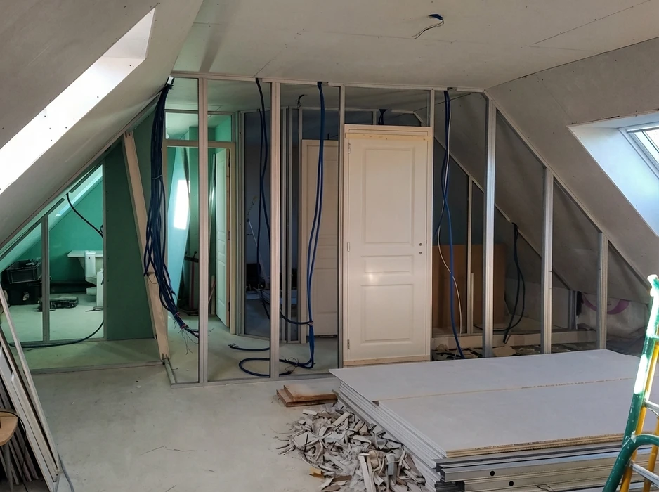 Chantier de rénovation en combles aménagés