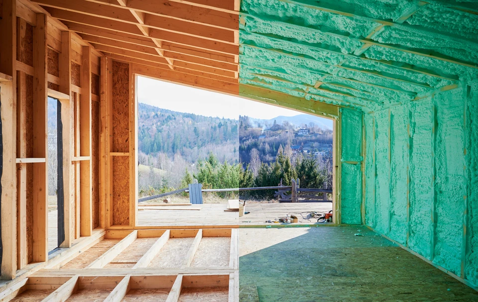 Collage de photos avant et après la chambre d'isolation thermique dans une maison à cadre en bois dans un maison de style scandinave