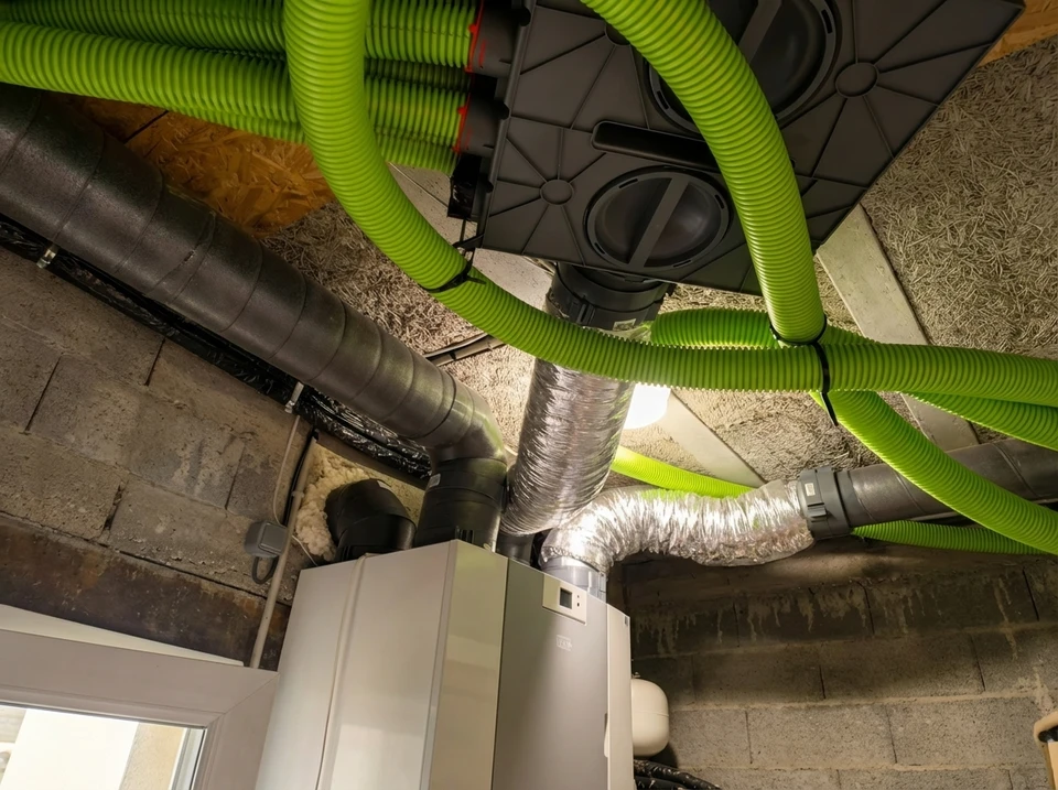 Souffler de l'écowool dans un mur d'une maison-cadre en construction
