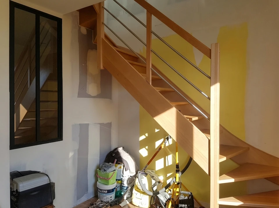 Intérieur de combles en cours d'aménagement, sans personnage