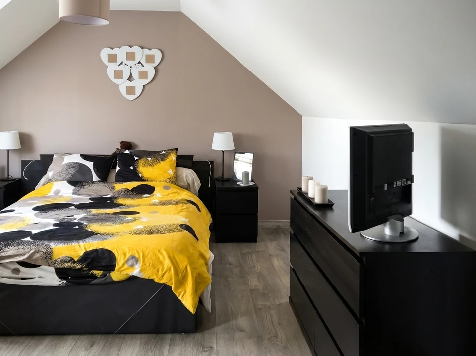 Grenier en cours d'aménagement, vide et spacieux, avec charpente en bois apparente, trois fenêtres de toit Velux