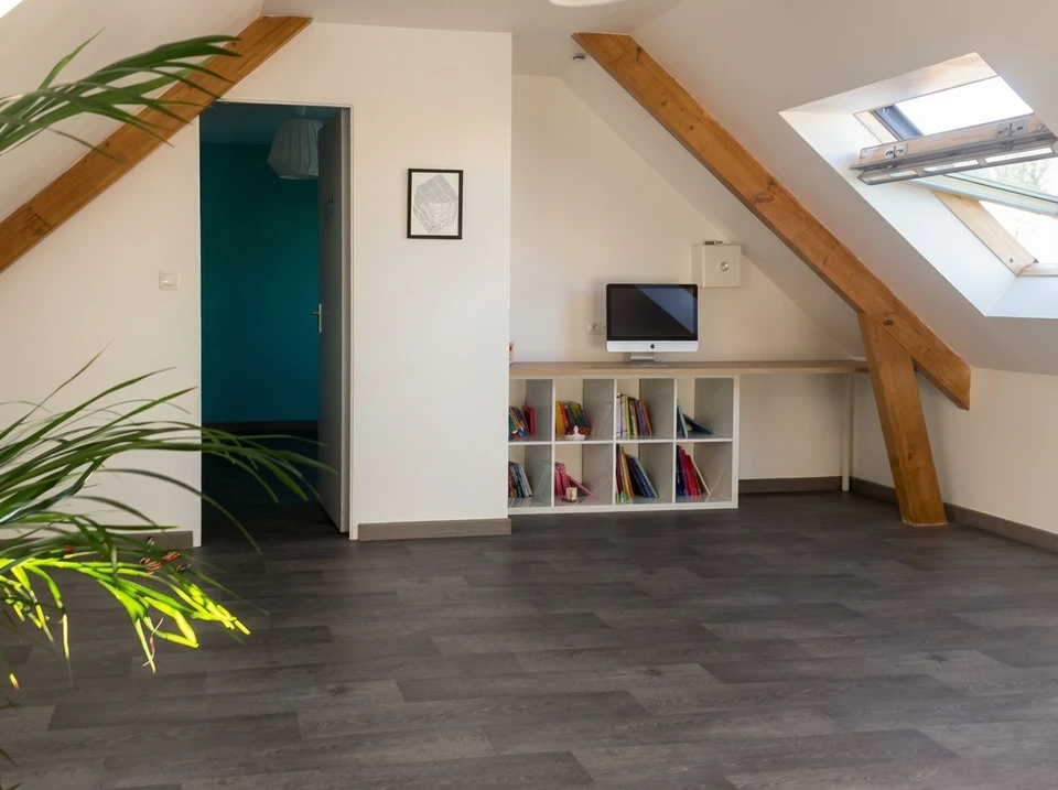 Chantier de rénovation d'une toiture en combles aménagés