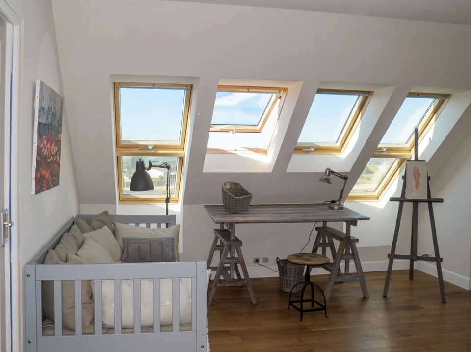 Intérieur de combles en cours d'aménagement, sans personnage