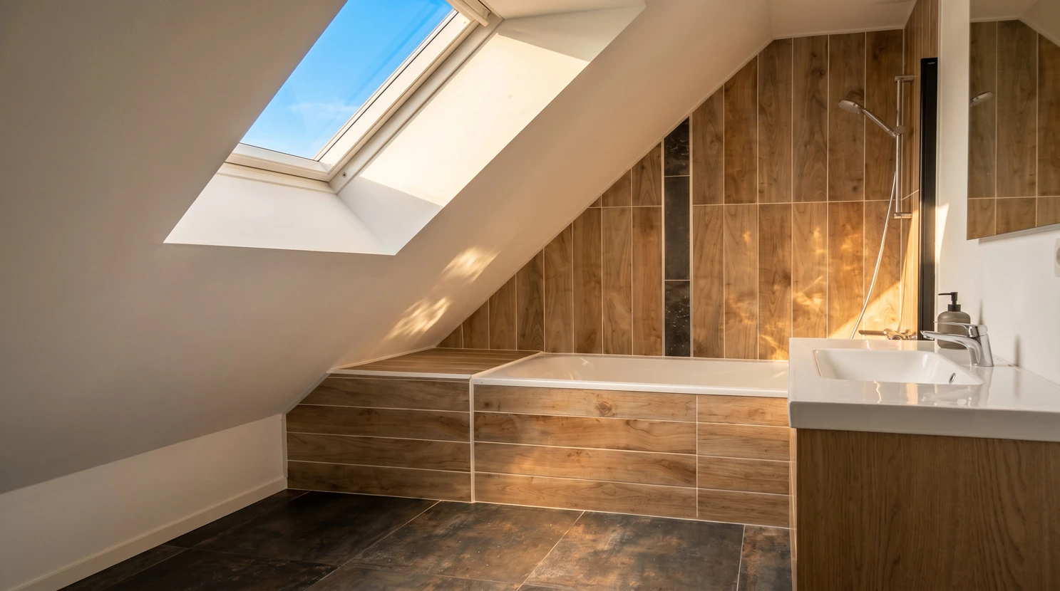 int&eacute;rieur d'une chambre moderne avec lucarnes