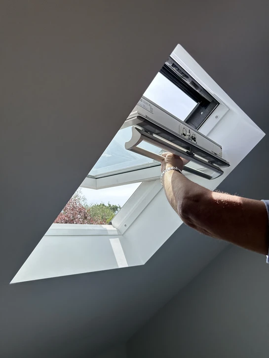Chantier de construction extérieur avec charpentier inspectant une structure en bois